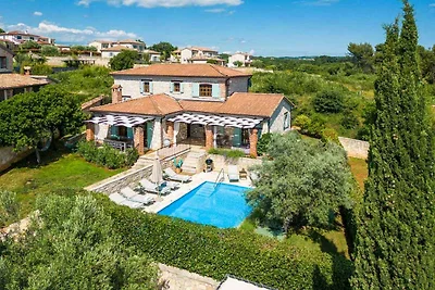 Villa mit Aussenpool