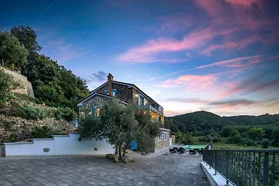 Villa mit Pool und Meerblick