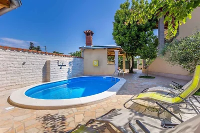 Villa mit Pool und mediterranem Garten