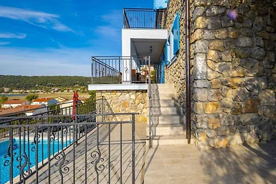 Villa mit Pool und Meerblick