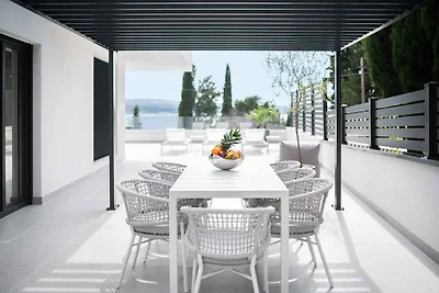 Villa mit Swimmingpool und Meerblick