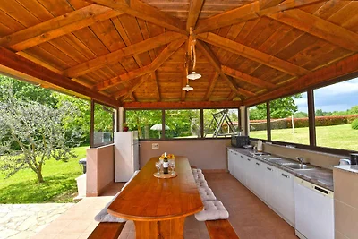 Villa mit Swimmingpool, Spielplatz und
