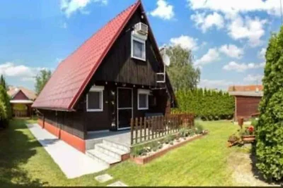 Ferienhaus mit Gartendusche und Gartenpavilon