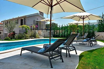 Villa mit Pool, Wellness und Sauna