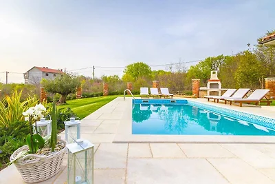 Villa mit Klimaanlage und Aussenpool
