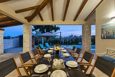 Villa mit Swimmingpool, Sauna und Spielplatz