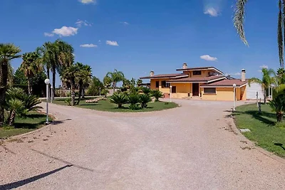 Villa mit Aussenpool und Internet