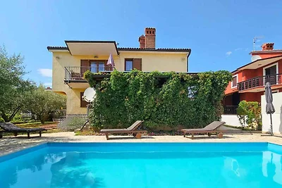 Ferienwohnung mit Pool und Garten