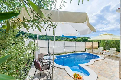 Ferienhaus mit Pool und Klimaanlage