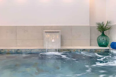 Villa mit Swimmingpool, Sauna und Innenpool