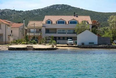 Moderne Seafront Apartments in Mrljane auf de