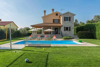 Villa mit Pool und Klimaanlage