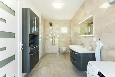 Ferienhaus mit Pool und Tennisplatz