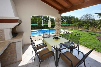 Villa mit Pool und Klimaanlage