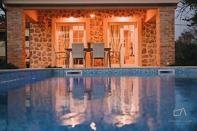 Villa mit Pool und Klimaanlage
