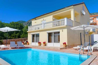 Ferienhaus mit Pool und Klimaanlage