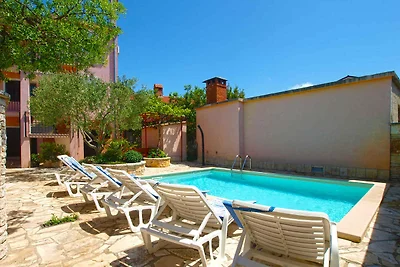 Ferienhaus mit Pool und Klimaanlage