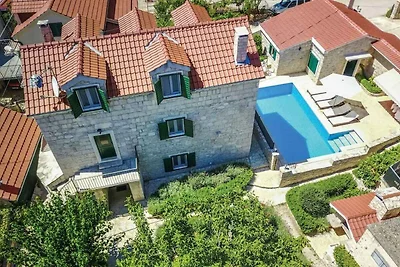 Ferienhaus mit Pool und Grill