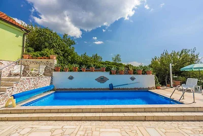 Ferienhaus mit Pool und Grill im Grünen