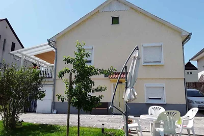 Ferienhaus mit Terasse und Garten