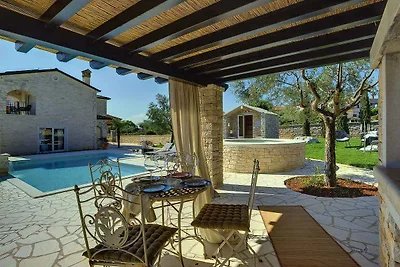 Villa mit Pool, Sauna und Fitness