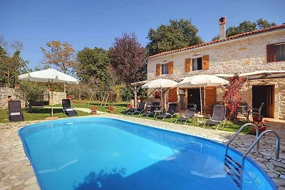 Villa mit Swimmingpool und Kinderspielplatz