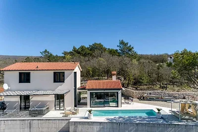 Villa mit beheiztem Pool und Jacuzzi