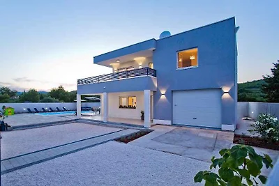 Villa mit Pool und Klimaanlage