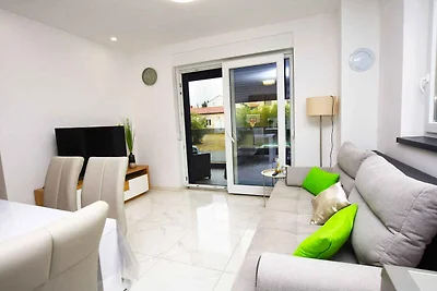 Gemütliche Unterkunft Daisy in Pakoštane mit 