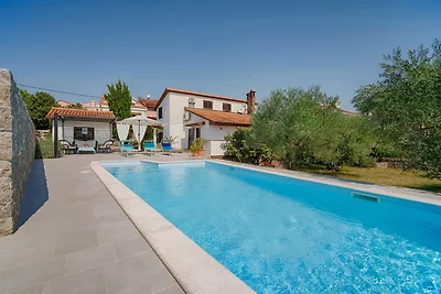 Ferienhaus mit Pool und Grill