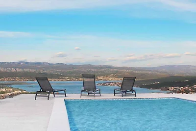 Ferienwohnung mit Pool und Meerausblick