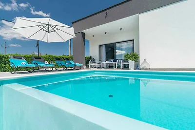 Villa mit Pool und Klimaanlage