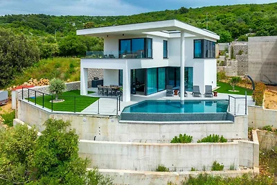 Villa mit Pool und Sommerküche