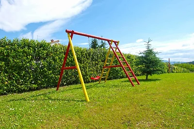 Villa mit Swimmingpool und Spielfeld