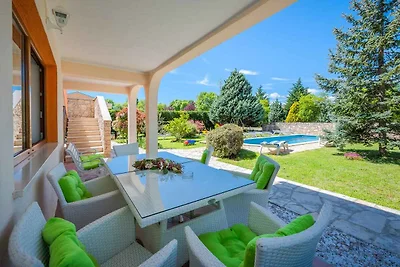 Villa mit privatem Pool und grossem Garten