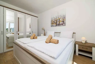 Ferienwohnung mit Pool und Meerblick