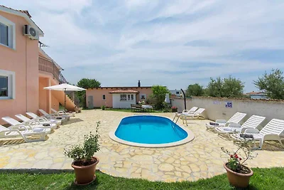 Villa mit Pool und Garten