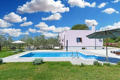 Villa mit Swimmingpool und grossem Garten