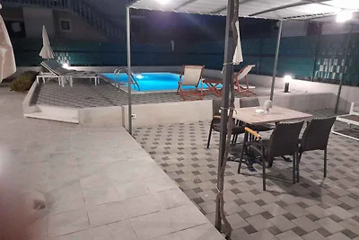 Ferienhaus mit Blick auf den Hof und den Pool