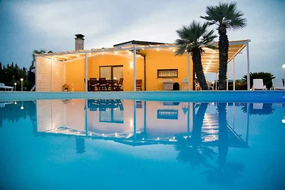 Villa mit Aussenpool und Internet