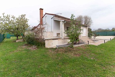 Ferienhaus mit Terrasse und Whirlpool