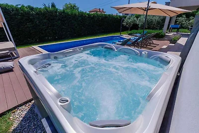 Villa mit Aussenpool