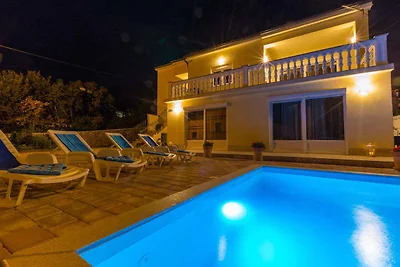 Ferienhaus mit Pool und Klimaanlage