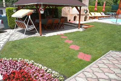 Ferienhaus mit Terrasse und Pool