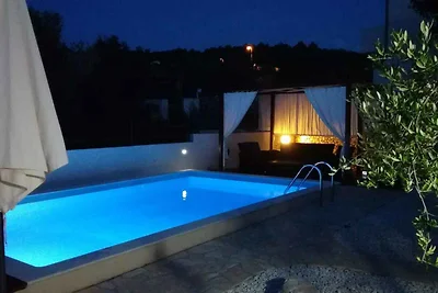 Ferienwohnung mit privatem Pool und Garten in