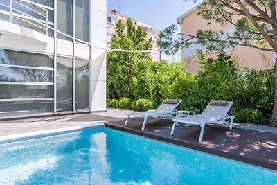 Villa mit Pool und Whirlpool