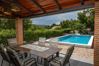 Villa mit Swimmingpool und Gartenküche mit