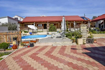 Ferienhaus mit Pool und Grill