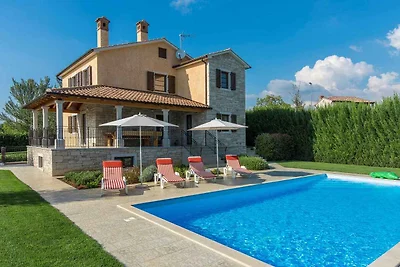 Villa mit Pool und Klimaanlage