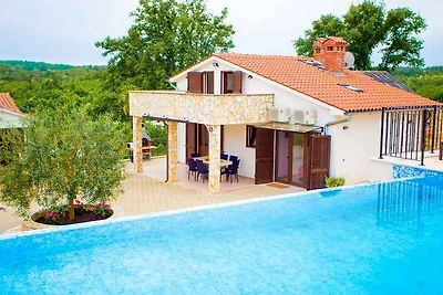 Villa mit Pool und Klimaanlage